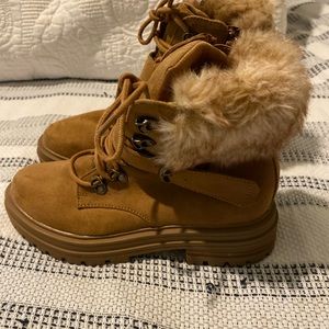 Sun & Stone Women’s Boots 🥾 Faux Leather/Faux Fur color Tan Size 5 NWOT